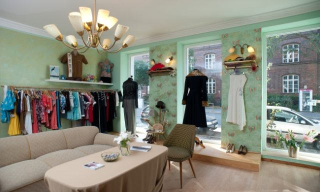 Frozen Hibiscus – Vintage Fashion Design