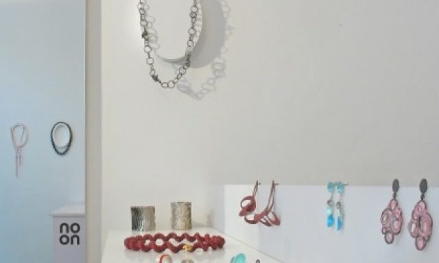 noon. schmuck und produkt